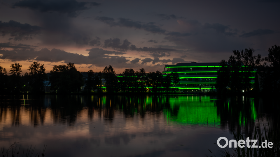 Auch das BHS-Gebäude in Weiherhammer leuchtete beim Spiel Deutschland gegen Ungarn in Regenbogenfarben. Bild: Peter Müller
