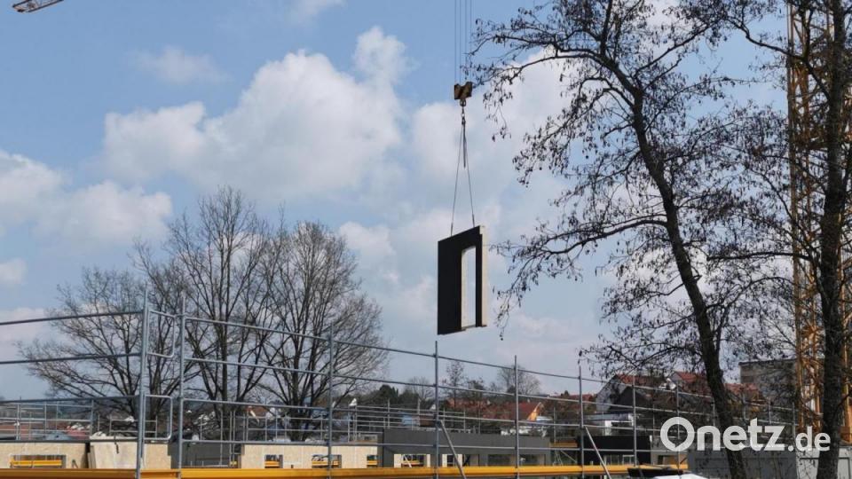  Bauteile schweben am Kran ein: Kindergarten-Rohbau in Oberviechtach Motiv 
