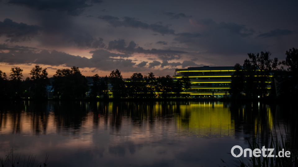 Auch das BHS-Gebäude in Weiherhammer leuchtete beim Spiel Deutschland gegen Ungarn in Regenbogenfarben. Bild: Peter Müller