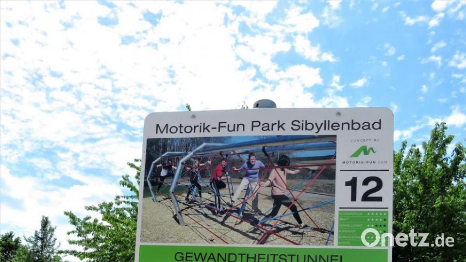 Bürger von Bad Neualbenreuth zeigen mittels Fotos auf den Erklär-Tafeln, wie&#039;s richtig gemacht wird. Bild: ubb