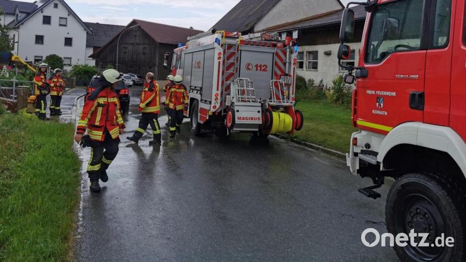 Zu zahlreichen Einsätzen nach dem kurzen Unwetter am Donnerstagnachmittag kam es im Kemnather Land und im Fichtelnaabtal. Besonders betroffen war der Bereich Speichersdorf. Die Kräfte der Feuerwehr Kemnath waren ebenfalls im Einsatz. Bild: mde