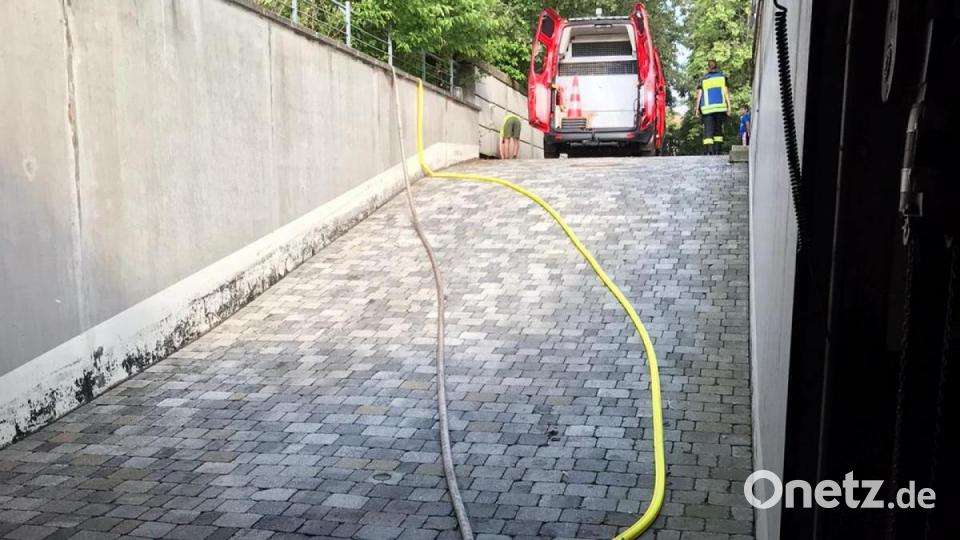 Schmutzwasserpumpen, Tauchpumpen, Wasserschieber, Wassersauger und unzählige Schläuche waren die &quot;Hauptarbeitsgeräte&quot; der Feuerwehren. Bild: mde