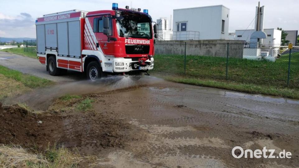 Straßen waren in Kemnath überflutet. Die Wassermassen rissen auch Schlamm und Geröll mit. Mit dem Tanklöschfahrzeug der Feuerwehr Kemnath wurden im Stadtgebiet Straßen gereinigt, so dass der städtische Bauhof Straßensperrungen wieder aufheben konnte, da die Straßen dann wieder befahrbar waren. Bild: mde