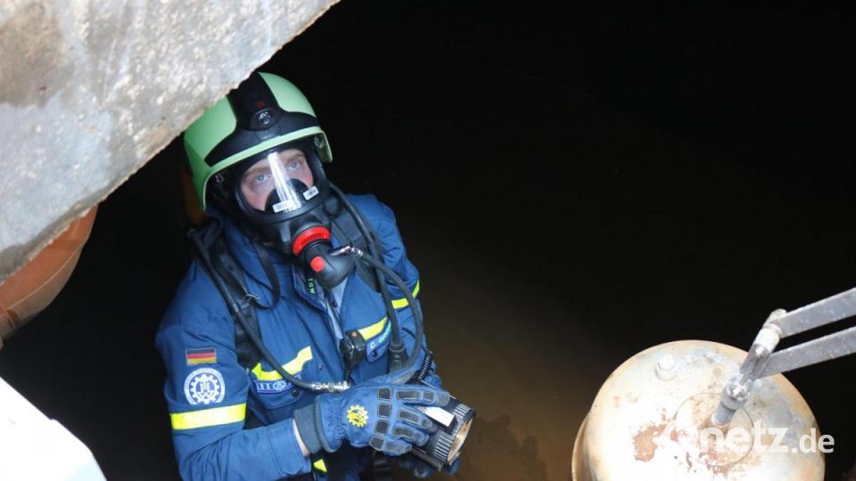 Im dunklen Tank sucht der Atemschutzgeräteträger mit einer
Handlampe nach dem Leck. Bild: Christian Birner