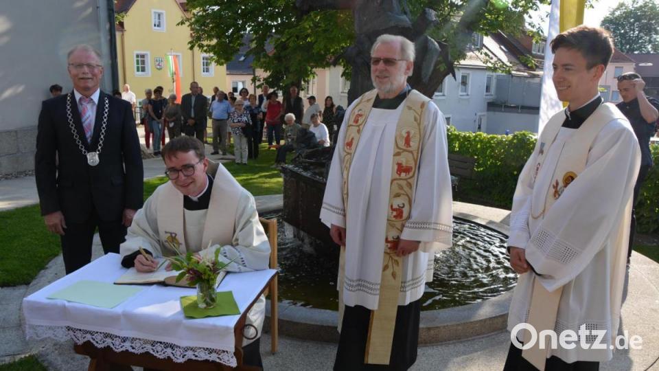 Bastian Neumann trug sich beim Empfang ins Goldene Buch der Marktgemeinde ein. Mit im Bild (von rechts) Kaplan Martin Seiberl, Pfarrseelsorger Benedikt Leitmayr und Bürgermeister Max Bindl. Bild: jr