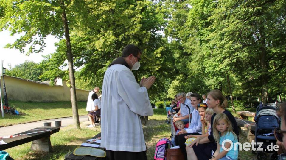 Die Franziskaner-Patres ließen es sich nicht nehmen, den Kindern und ihren Begleitern bei der Kinderandacht am Berg den Einzelsegen zu erteilen. Bild: ads