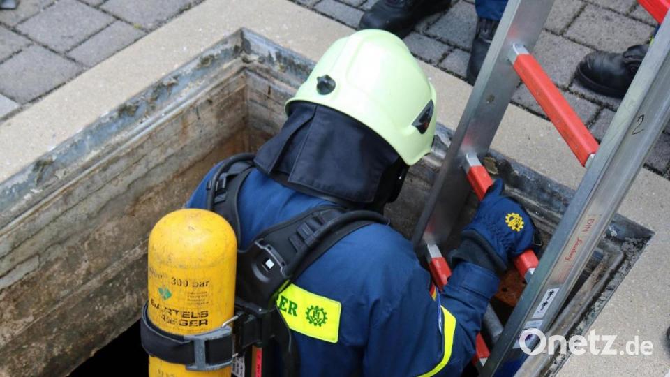 Mit einer Pressluftflasche und Atemschutzmaske ausgestattet steigt
ein THW-Helfer in den Tank. Bild: Christian Birner