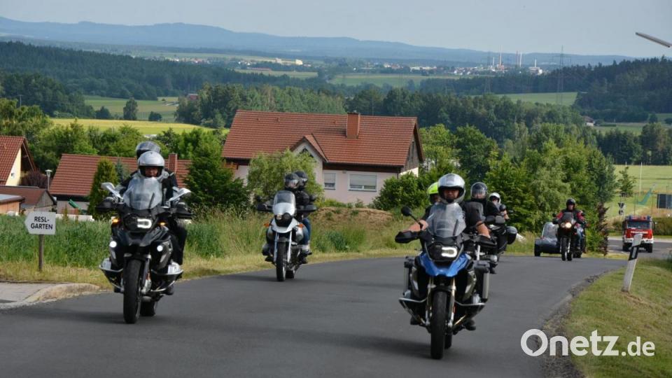 Mitglieder des Motorradclubs Waldsassen begleiteten Neupriester Bastian Neumann bei der Einfahrt nach Konnersreuth. Bild: jr