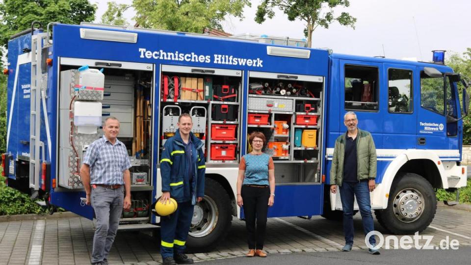Von rechts Kundendienstleiter Martin Uebler, Geschäftsführerin Andrea Frauendorfer, THW-Zugführer Christoph Hollweck, Bauplaner Frank Rothauscher der Firma BauTec. Bild: Christian Birner