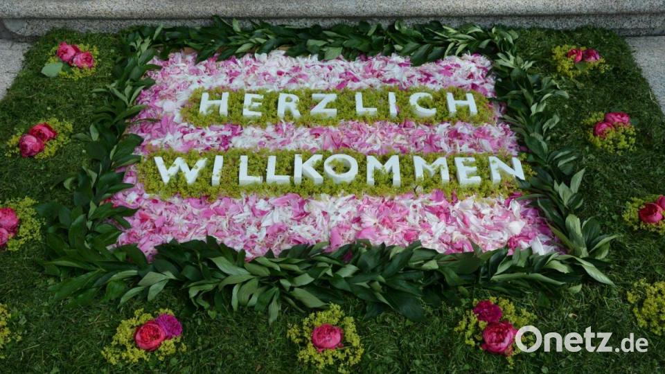 Die KAB Konnersreuth hatte als Willkommensgruß einen kleinen Blumenteppich vor der Pfarrkirche gelegt. Bild: jr