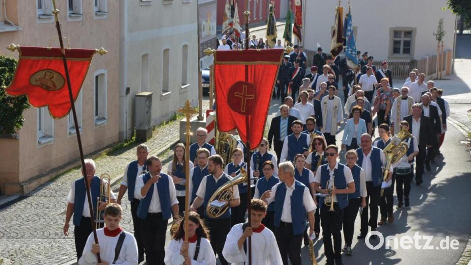 Zum Empfang von Bastian Neumann bewegte sich ein stattlicher Festzug durch den Ortskern. Bild: jr
