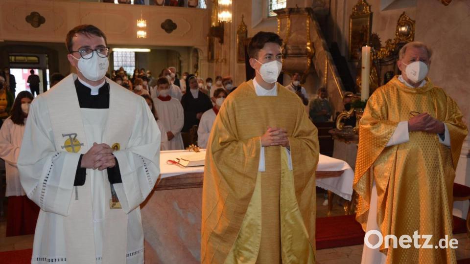 Neupriester Bastian Neumann, Kaplan Martin Seiberl und Pfarrseelsorger Pater Benedikt Leitmayr (von links) am Ende des Gottesdienstes. Bild: jr