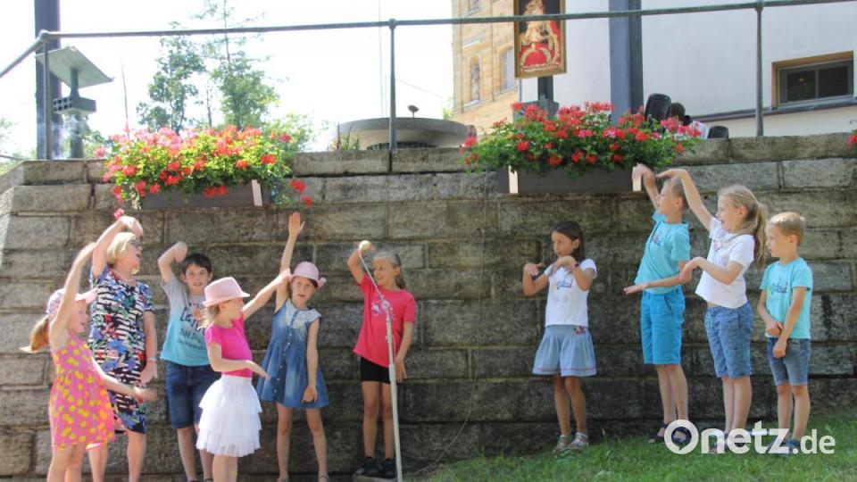 Birgit Sonntag mit dem Kinderchor aus St. Konrad leistete mit ihren Mitmachliedern einen wesentlichen Beitrag zum Gelingen der Kinderandacht. Bild: ads