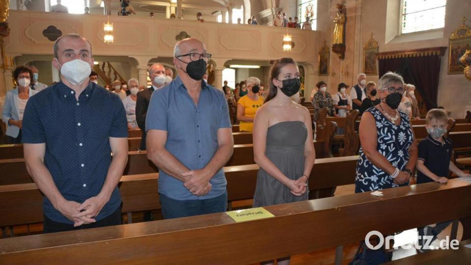 Die Familie von Bastian Neumann beim Gottesdienst. Bild: jr