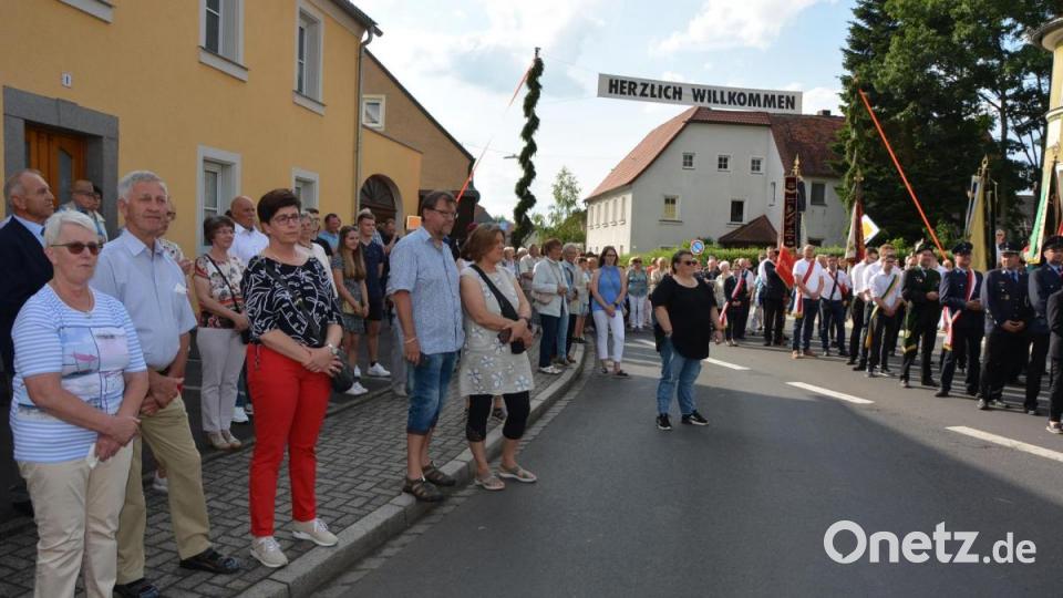 Zahlreiche Konnersreuther bereiteten Neupriester Bastian Neumann einen großen Empfang. Über die Straße war ein Transparent mit Willkommensgruß gespannt worden. Bild: jr
