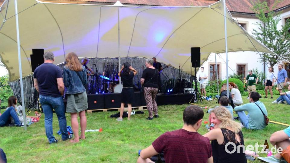 Das Zuschauerareal ist ebenso klar strukturiert, wie der Techno-Sound der Wiener Band &quot;Elektro Guzzi&quot;. Bild: Kunz
