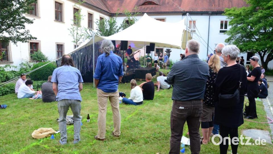 Das Zuschauerareal ist ebenso klar strukturiert, wie der Techno-Sound der Wiener Band &quot;Elektro Guzzi&quot;. Bild: Kunz