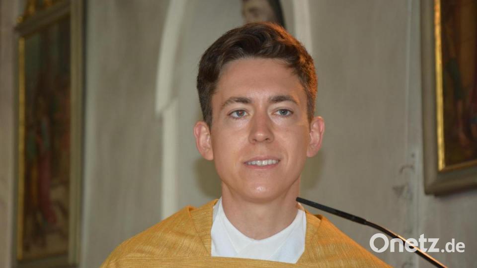 Kaplan Martin Seiberl aus Roding, ein enger Freunde von Bastian Neumann, bei der Predigt in der Pfarrkirche. Bild: jr