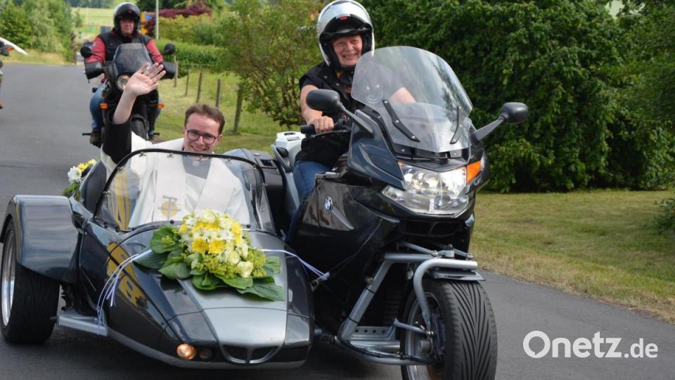 Bastian Neumann nahm zur Einfahrt nach Konnersreuth im Beiwagen eines Motorrads Platz, das Bettina Pritzl vom Motorradclub Waldsassen steuerte. Bild: jr