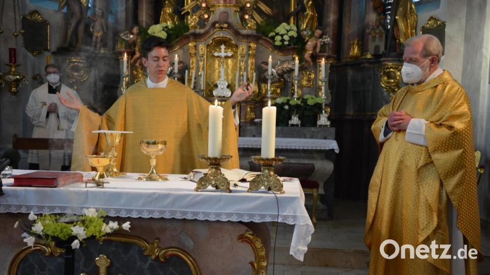 Neupriester Bastian Neumann, Kaplan Martin Seiberl und Pater Benedikt Leitmayr (von links) beim Gottesdienst. Bild: jr
