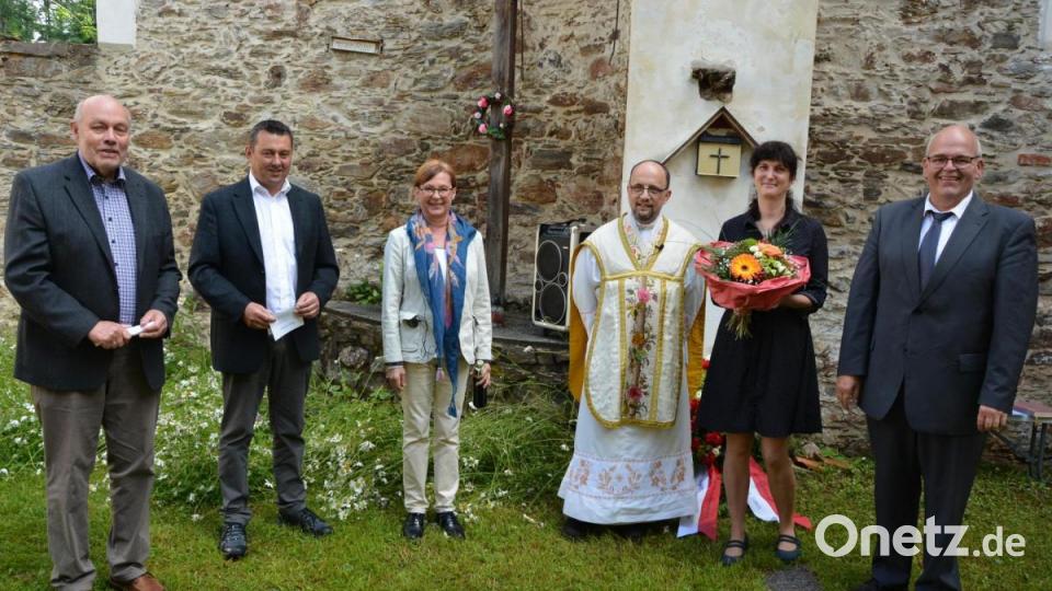 Beim Gottesdienst in der Kirche ohne Dach mit dabei waren (von links) Alt-Bürgermeister Albert Köstler, Zweiter Bürgermeister Christian Hebert, Dolmetscherin Jaroslava Peteříková, Bürgermeisterin Eva Prochazkova (Stara Voda) und Bürgermeister Klaus Meyer. Bild: jr