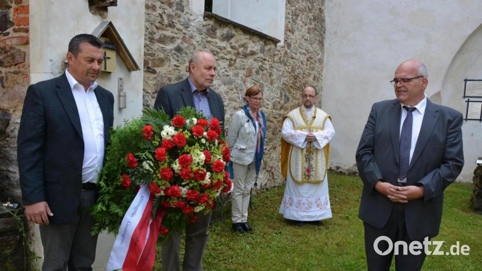 Kranzniederlegung durch Bürgermeister Klaus Meyer (rechts) sowie von links Christian Hebert, Altbürgermeister Albert Köstler, Dolmetscherin Jaroslava Peteříková und Pater Gregorius. Bild: jr