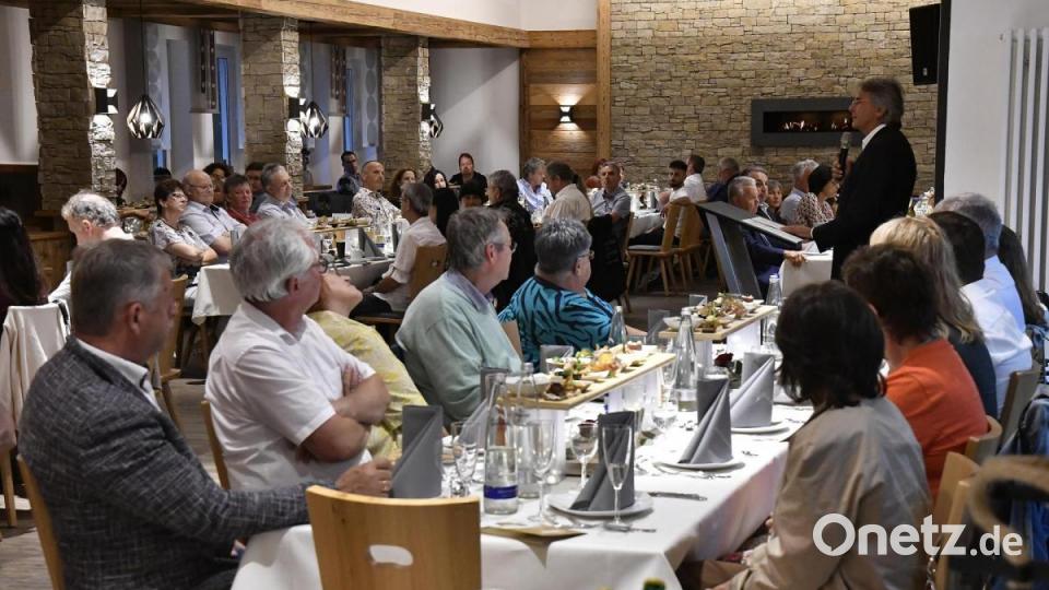 Beim kulinarischen Dankeschön-Abend der Schlemmerwirte spricht Regierungspräsident Axel Bartelt. Bild: Petra Hartl