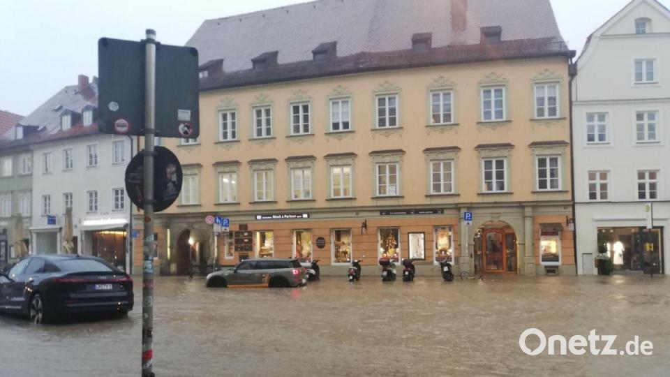 Wasser hat nach starkem Regen die Innenstadt überflutet. Foto: Claudia Hagn/dpa Bild: Claudia Hagn