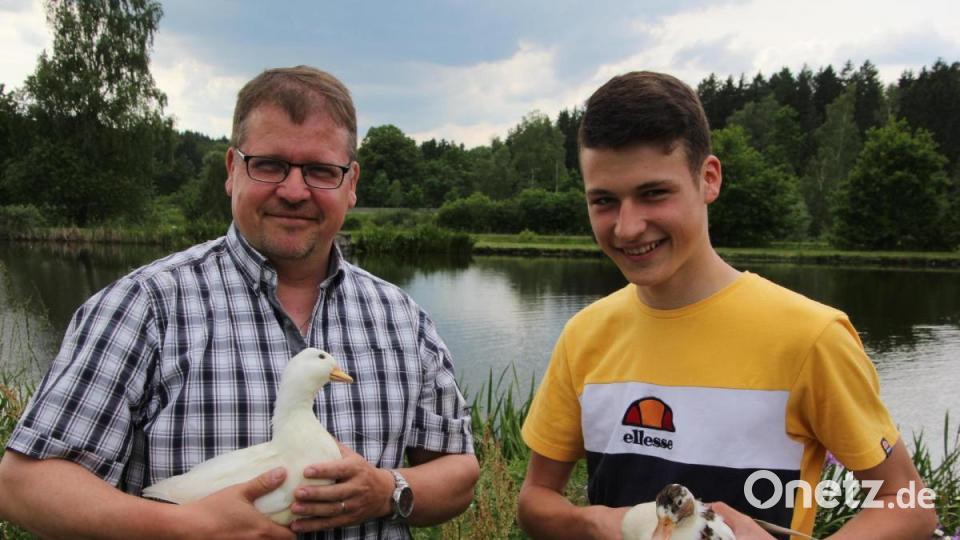 Udo Hildebrand (links) mit einer Zwergente, weiß - sein Sohn Simon (rechts) mit einer Zwergente, gescheckt. Bild: kro