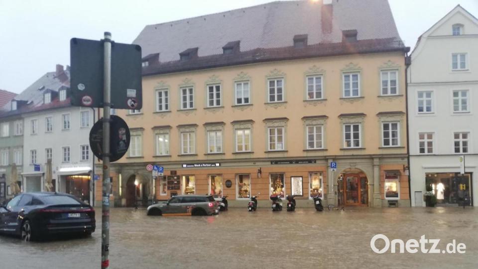 Wasser hat nach starkem Regen die Innenstadt überflutet. Außergewöhnliche Regenmassen hatten die Altstadt am Dienstagabend unter Wasser gesetzt. Bild: Claudia Hagn/dpa