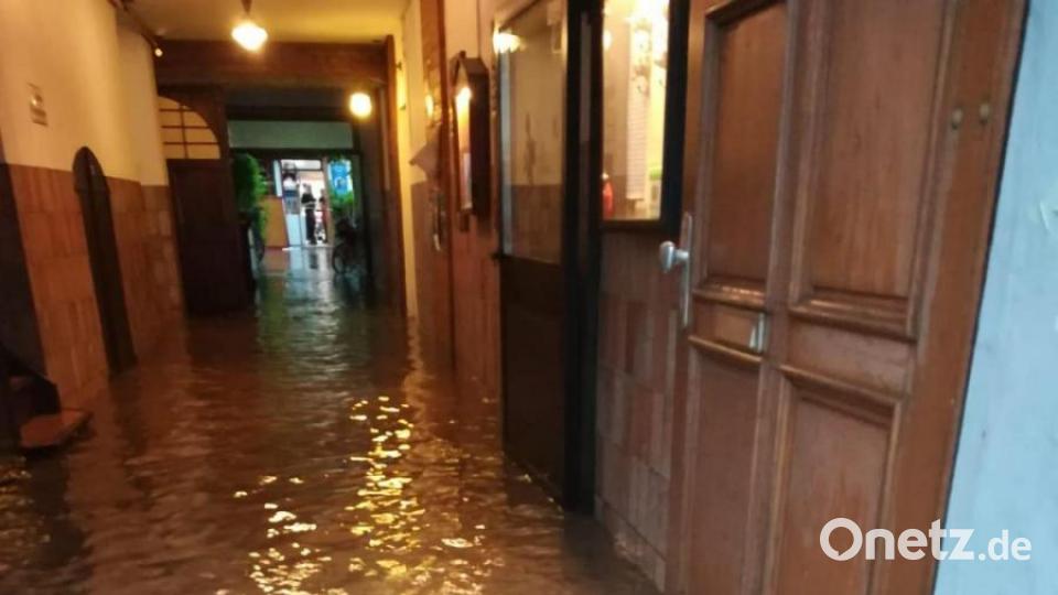 Wasser steht nach starkem Regen im Flur eines Hauses in Landshut. Bild: Carmen Merckenschlager/dpa