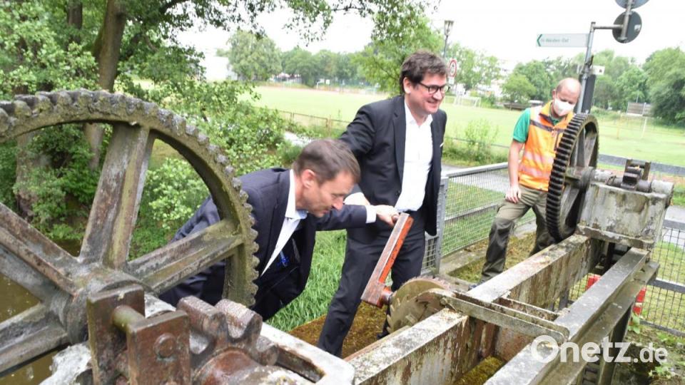 Und auf geht&#039;s: Durch Kurbeln stauen Oberbürgermeister Jens Meyer und Bau- und Planungsdezernent Oliver Seidel mit Stefan Dürgner das Wasser an. Bild: hcz