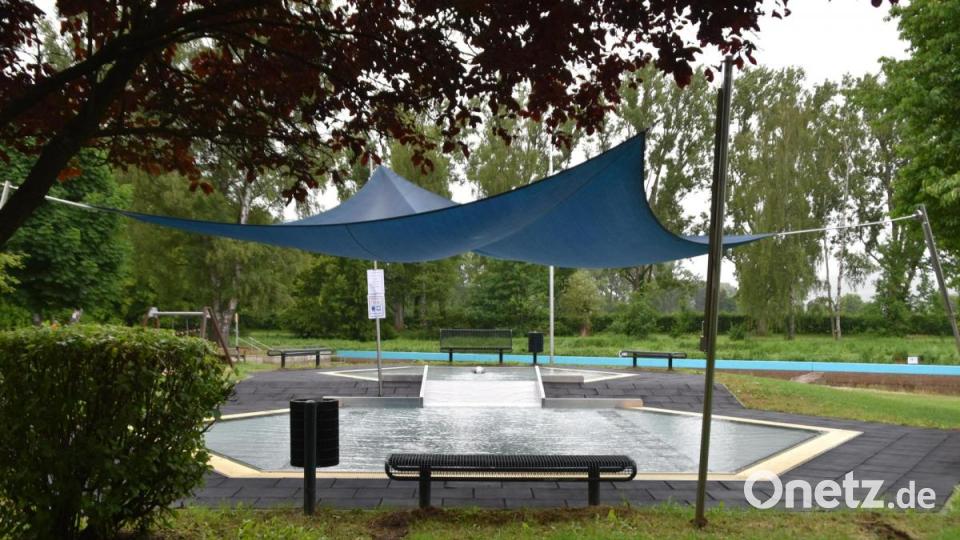 Das Edelstahl-Kinderplantschbecken ist endlich wieder voll Wasser und beheizt. Bild: hcz