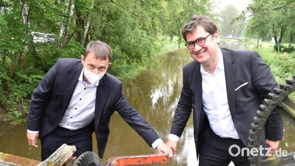 OB Jens Meyer und Baudezernent Oliver Seidel stauten das Wasser im Stadtbad an. Bild: hcz