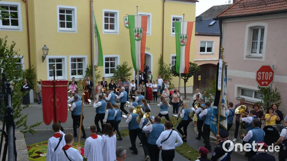Der Festzug bewegte sich durch die Ortsmitte. Bild: jr