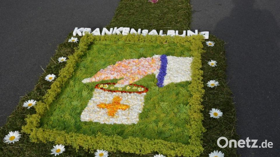 Rund 50 Helfer waren am Legen der Blumenteppiche über Hunderte Meter beteiligt. Dargestellt wurden auch die sieben Sakramente. Bild: jr