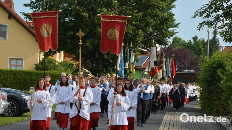 Ein stattlicher Kirchenzug bewegte sich zur Abholung von Bastian Neumann zu dessen Elternhaus. Bild: jr