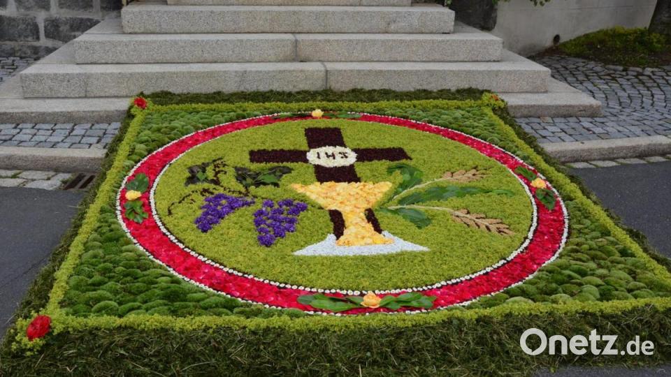 Rund 50 Helfer waren am Legen der Blumenteppiche über Hunderte Meter beteiligt. Bild: jr