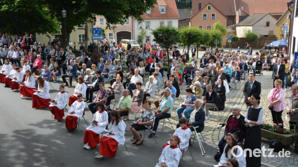Hunderte Gläubigen verfolgten den Primizgottesdienst per Liveübertragung auf einer Leinwand auf dem Therese-Neumann-Platz. Bild: jr