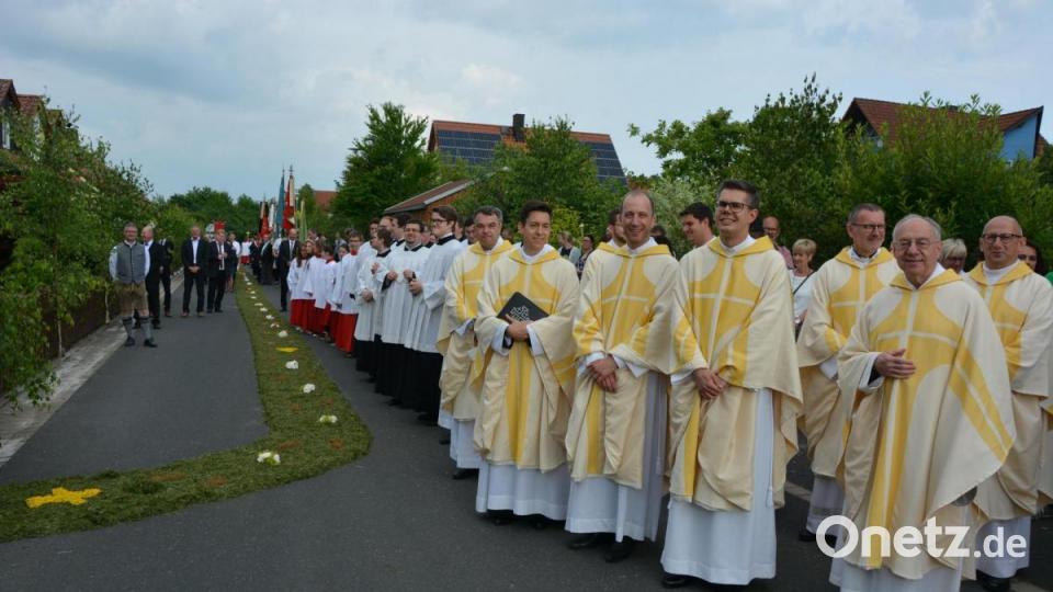Zwölf Priester, zahlreiche Ministranten, Vereinsabordnungen mit Fahnen, Vertreter der Politik und viele weitere Pfarreiangehörige holten Bastian Neumann bei seinem Elternhaus ab. Bild: jr