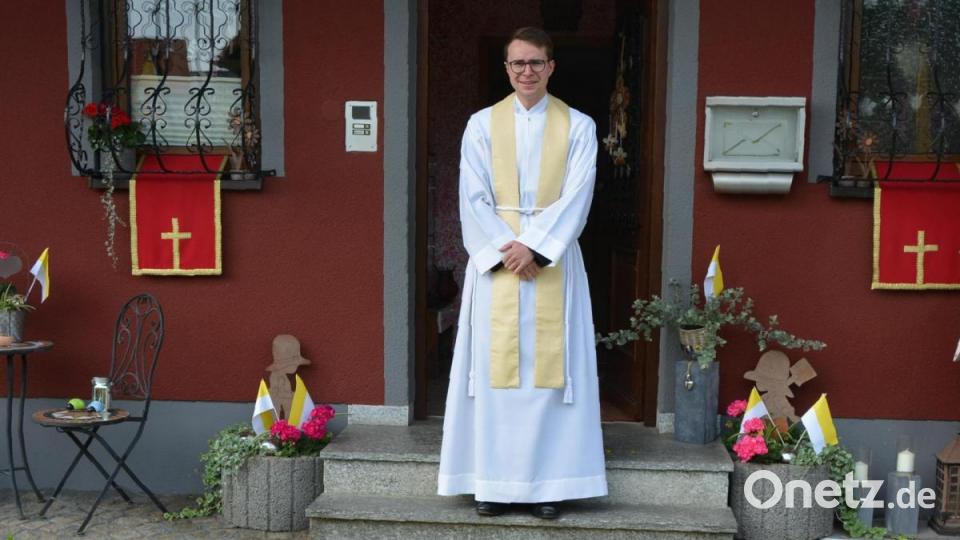 Bastian Neumann vor seinem Elternhaus. &quot;Mein Weg mit Gott&quot; steht auf dem Blumenteppich, der vor der Haustür gelegt wurde. Bild: jr