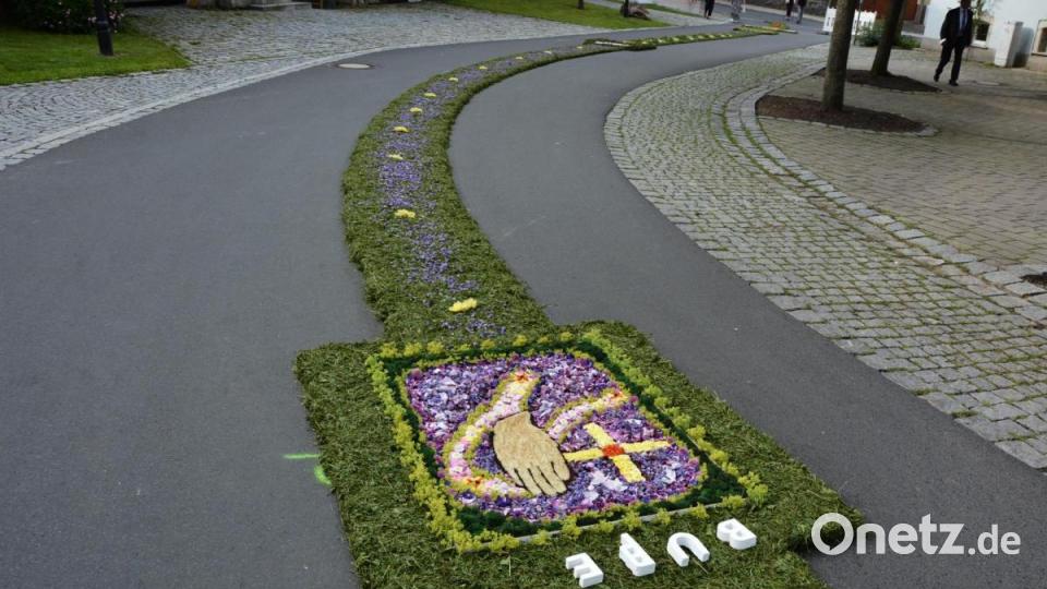 Rund 50 Helfer waren am Legen der Blumenteppiche über Hunderte Meter beteiligt. Dargestellt wurden auch die sieben Sakramente. Bild: jr