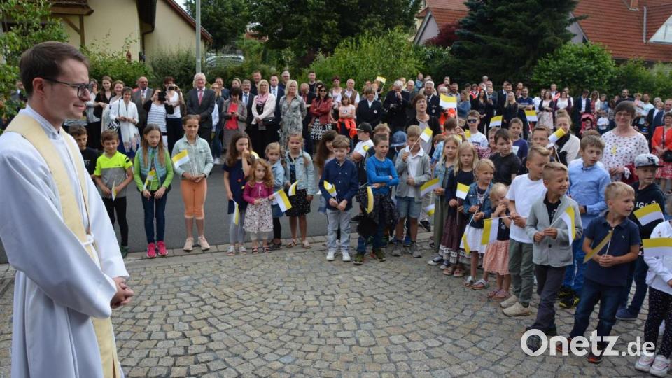 Herzliche Glückwünsche erhielt Bastian Neumann unter anderem von den Konnersreuther Schulkindern. Bild: jr