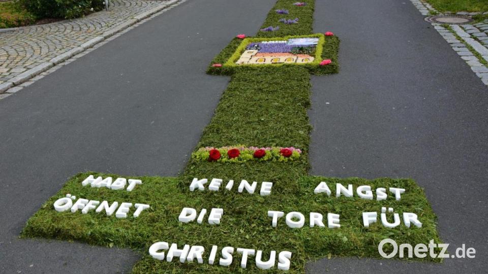 Rund 50 Helfer waren am Legen der Blumenteppiche über Hunderte Meter beteiligt. „Habt keine Angst, öffnet die Tore für Christus“ lautet der Wahlspruch von Bastian Neumann zur Primiz. Bild: jr