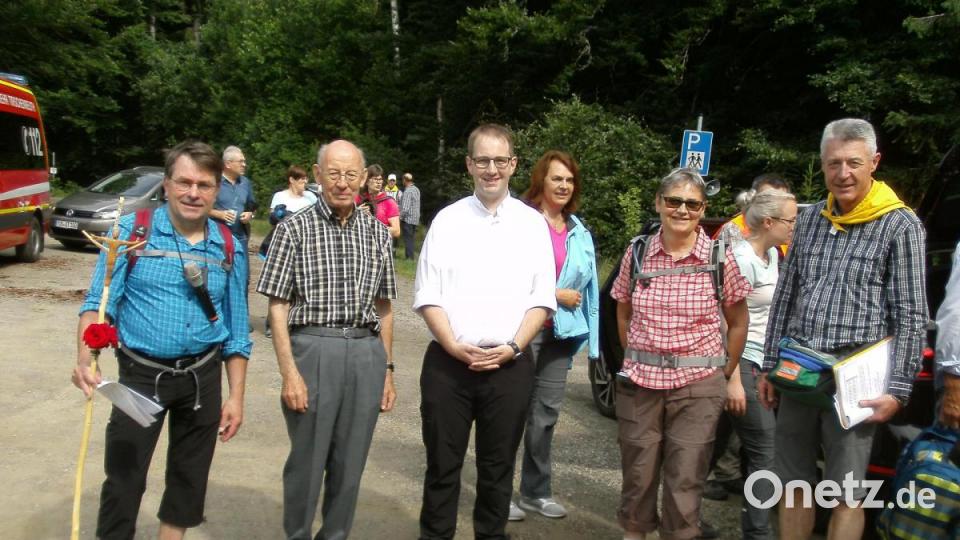 Karl Scheidler (Zweiter von links) war mit 80 Jahren der älteste Teilnehmer. Im Bild mit Reinhard Legat (links) sowie Wallfahrtsleiter Klaus Müller, Doris Mehler und Kaplan Daniel Fenk (von rechts). Bild: exb