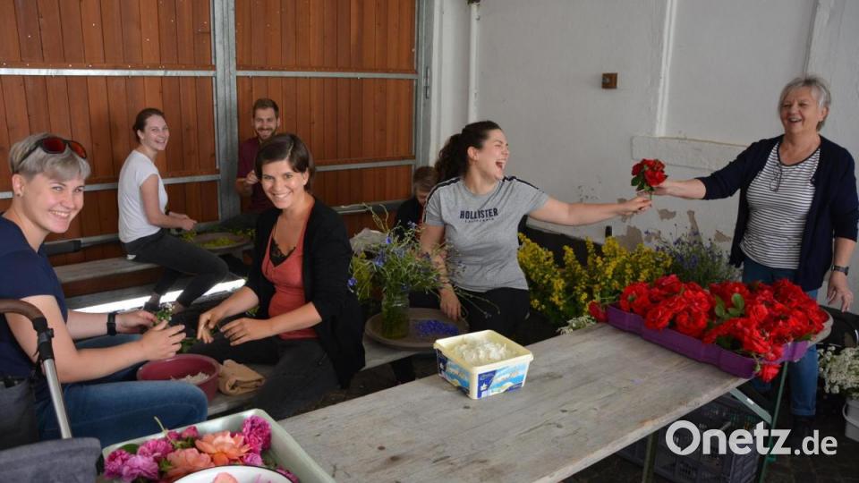 Zahlreiche Helfer hatten im Vorfeld der Primiz die Blumenteppiche und den Blumenschmuck vorbereitet. Bild: jr