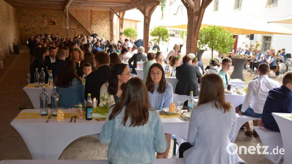 Über 200 geladene Gäste waren bei der weltlichen Feier dabei. Bild: jr