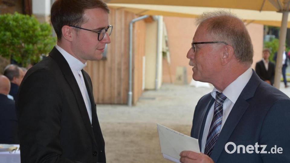Bürgermeister Max Bindl (rechts) überbrachte Geldgeschenke der Vereine und der Marktgemeinde. Bild: jr