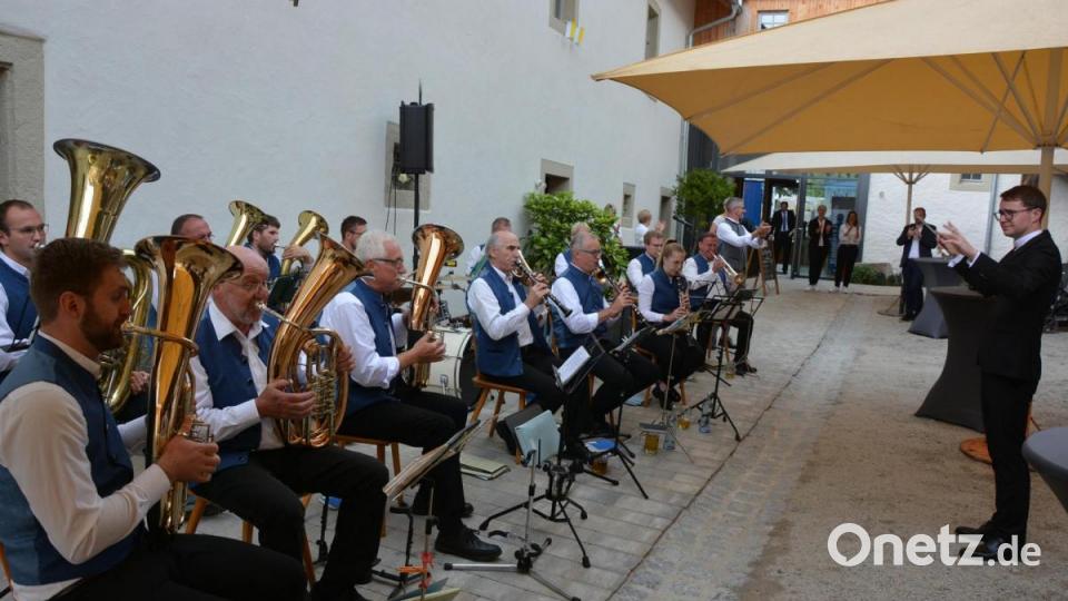 Bastian Neumann dirigierte, als die Konnersreuther Blaskapelle den Bayerischen Defiliermarsch spielte. Bild: jr