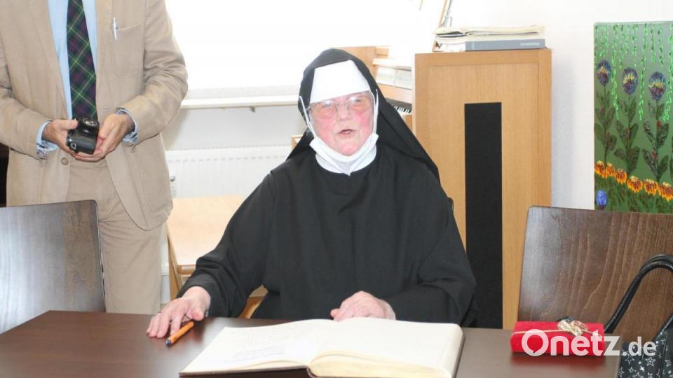 Schwester Immolata freut sich über den Eintrag in das Goldene Buch der Gemeinde. Bild: pi